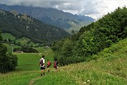 77 Insieme discendiamo dai Piani di Bobbio al Rif.Trifoglio ai Piani di Ceresola